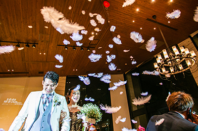 オリジナルフェザーシャワーで退場